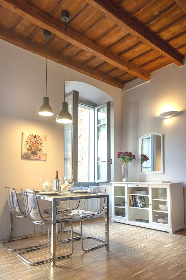 Deluxe-Apartment, Stadtblick | Wohnbereich | Flachbildfernseher