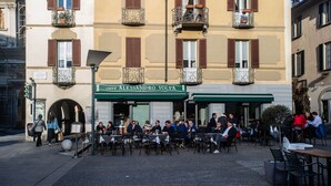 Una cafetería llamada 'Caffè Alessandro Volta' con terraza y vistas a la calle.