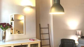 Deluxe appartement, uitzicht op stad | Woonkamer | Een flatscreentelevisie