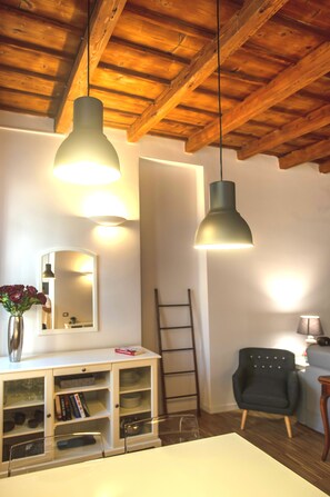 Deluxe-Apartment, Stadtblick | Wohnzimmer | Flachbildfernseher