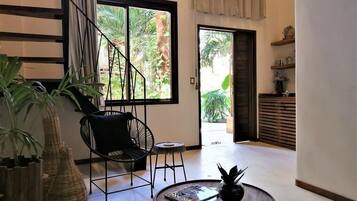 Luksusrom, 1 kingsize-seng, ikke-røyk, bassengutsikt | Oppholdsområde