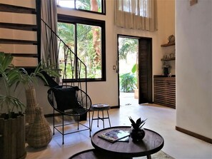 奢華客房, 1 張特大雙人床, 非吸煙房, 泳池景 | 客廳