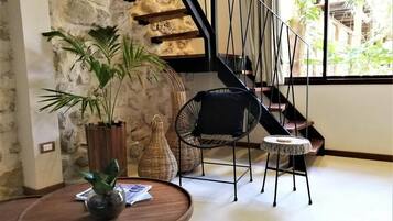 Luksusrom, 1 kingsize-seng, ikke-røyk, bassengutsikt | Oppholdsområde