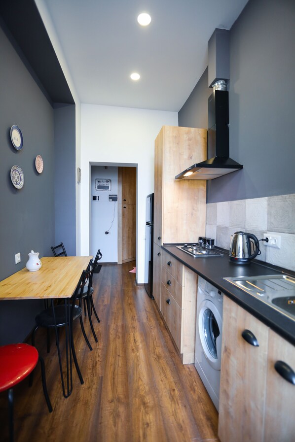 Appartement | Cuisine privée | Réfrigérateur grande capacité avec congélateur, four à micro-ondes
