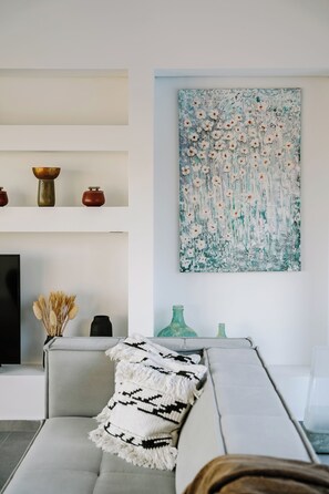 Flat-screen TV - Hidden Hill Villas (Naxos)