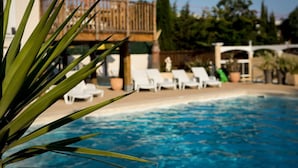 Ulkouima-allas avoinna 10.00–19.00, aurinkotuoleja