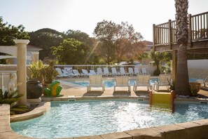 Piscine extérieure, accès possible de 10 h à 19 h, chaises longues