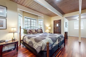 5 bedrooms, desk, iron/ironing board, Internet