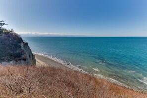 On the beach - Waterfront dog-friendly home w/ free WiFi, central A/C, a dry sauna, & firepit (Oak Harbor)
