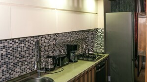 Appartement | Privékeuken | Een koelkast/vriezer, een oven, een kookplaat, een waterkoker
