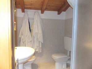 Dupleks - 2 soveværelser | Badeværelse | Bruser, brusehoved med spredningseffekt, hårtørrer, bidet