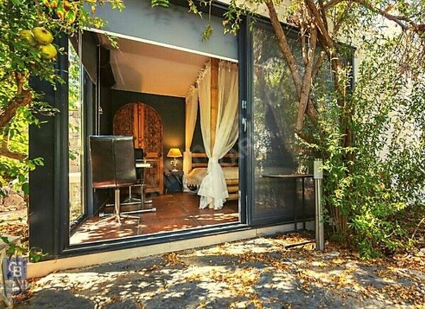 Habitación doble clásica, 1 cama King size, vista al jardín, planta baja | Sábanas de algodón egipcio y ropa de cama de alta calidad 