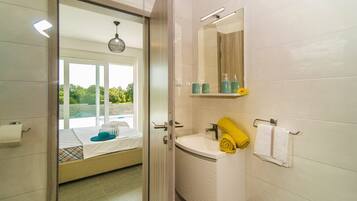 Villa, 3 Schlafzimmer, eigener Pool | Badezimmer | Kostenlose Toilettenartikel, Haartrockner, Handtücher, Toilettenpapier