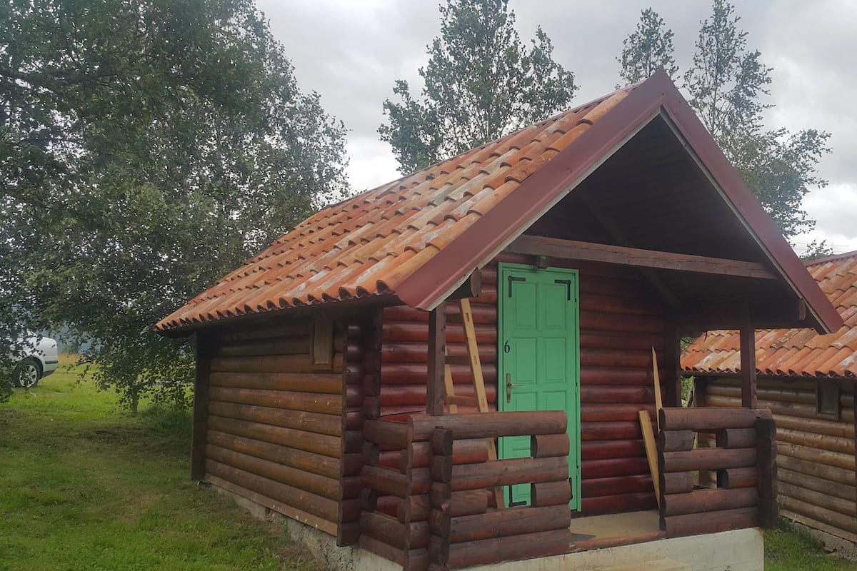 Classic Cabin, Hill View | Individually decorated, desk, laptop workspace, blackout drapes