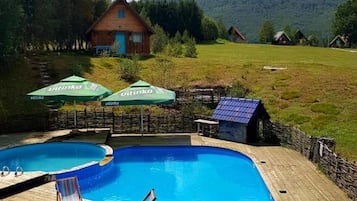 Piscine extérieure en saison