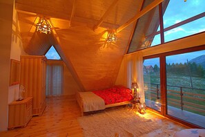 Panoramic-Apartment, Hügelblick | Individuell dekoriert, Schreibtisch, laptopgeeigneter Arbeitsplatz