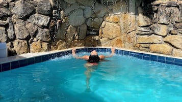 Een buitenzwembad en ligstoelen