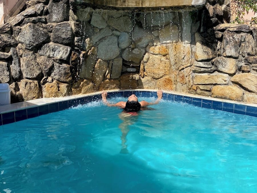 Utendørsbasseng og solsenger