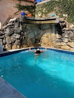 Una piscina al aire libre, tumbonas