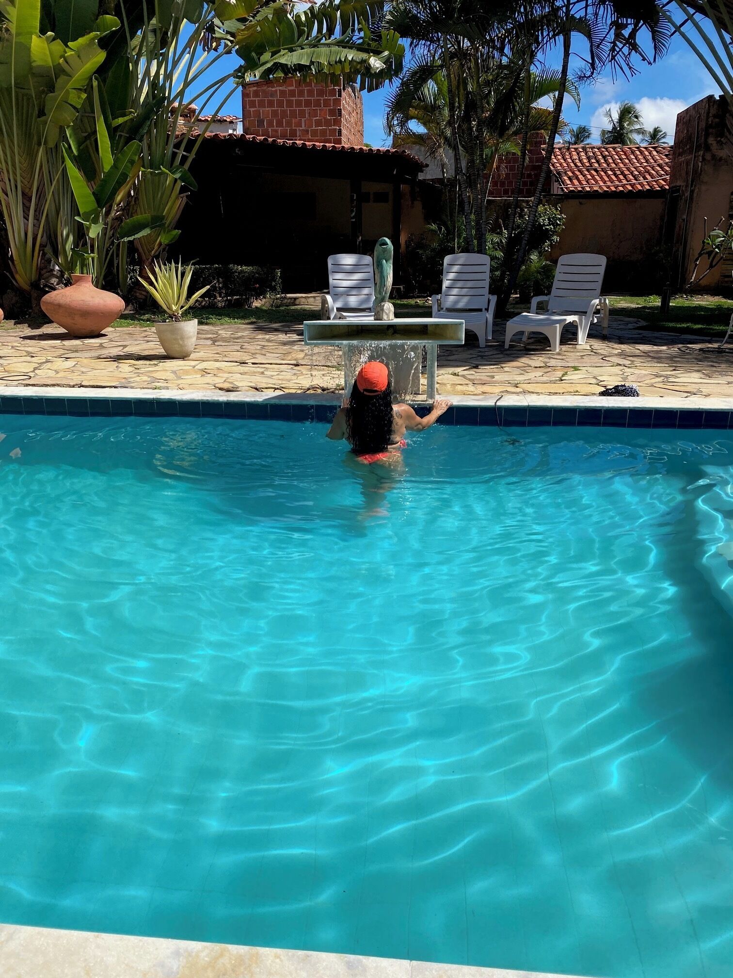 室外游泳池，日光浴躺椅