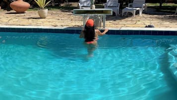 Utendørsbasseng og solsenger