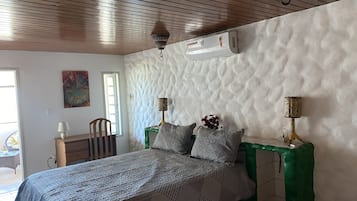 1 habitación, escritorio y espacio para trabajar con laptop