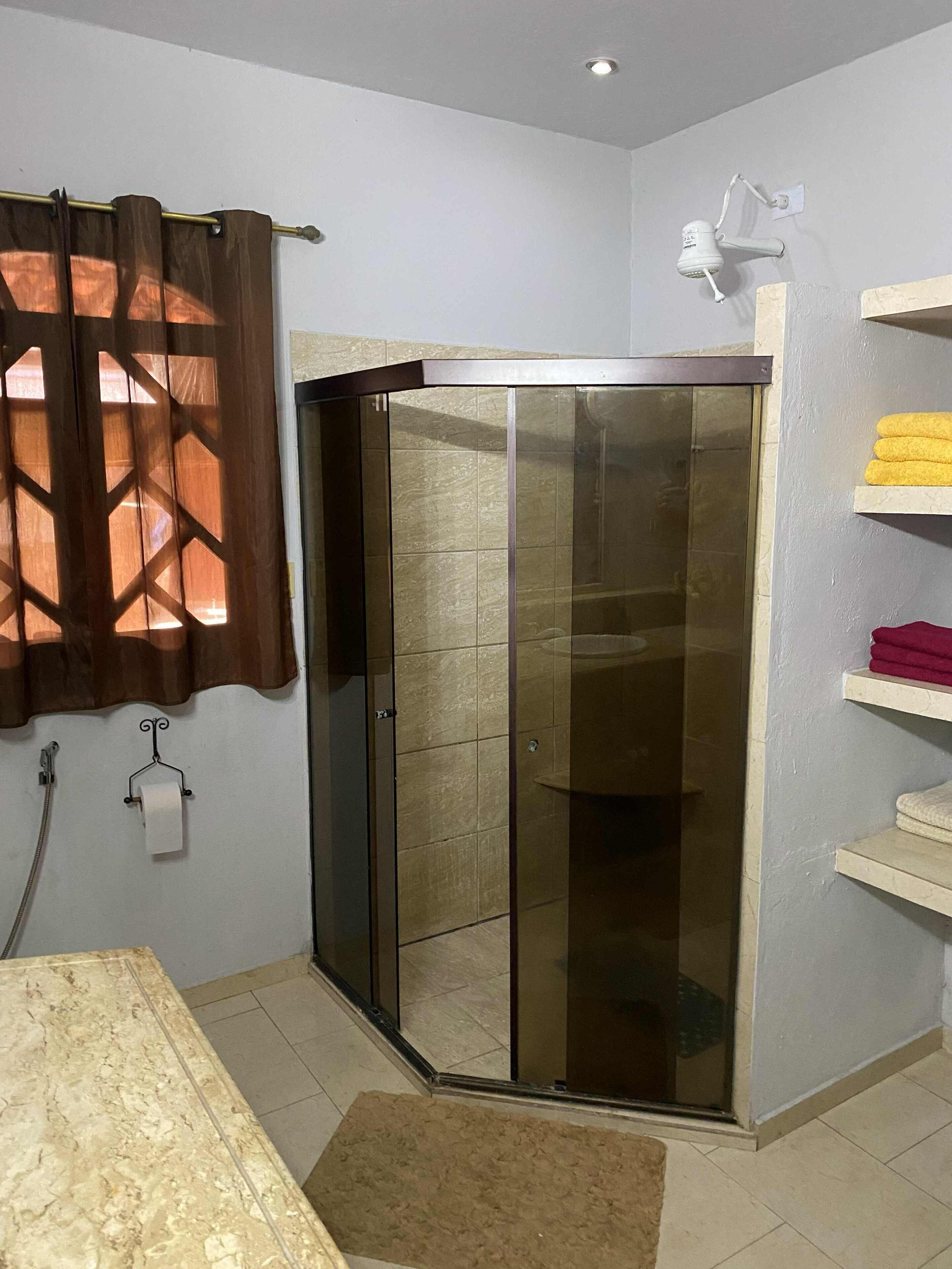Quarto elite | Banheiro | Chuveiro, secador de cabelo, roupões de banho, toalhas de banho