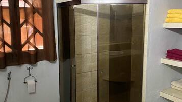 Quarto elite | Banheiro | Chuveiro, secador de cabelo, roupões de banho, toalhas de banho