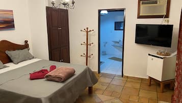 Deluxe Suite | 1 bedroom, desk, laptop workspace, blackout curtains