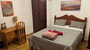 Suíte luxo | 1 quarto, escrivaninha, espaço de trabalho para notebook