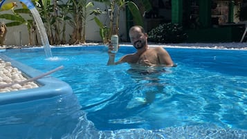 Alberca al aire libre y camastros