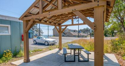The Orca at Whale Inn – Ocean Glimpses, Full Kitchen, Pet Friendly