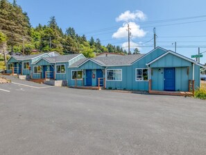 Exterior - The Orca at Whale Inn – Ocean Glimpses, Full Kitchen, Pet Friendly (Depoe Bay)