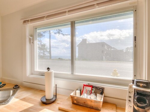 The Orca at Whale Inn – Ocean Glimpses, Full Kitchen, Pet Friendly