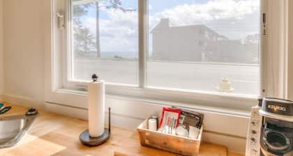 The Orca at Whale Inn – Ocean Glimpses, Full Kitchen, Pet Friendly