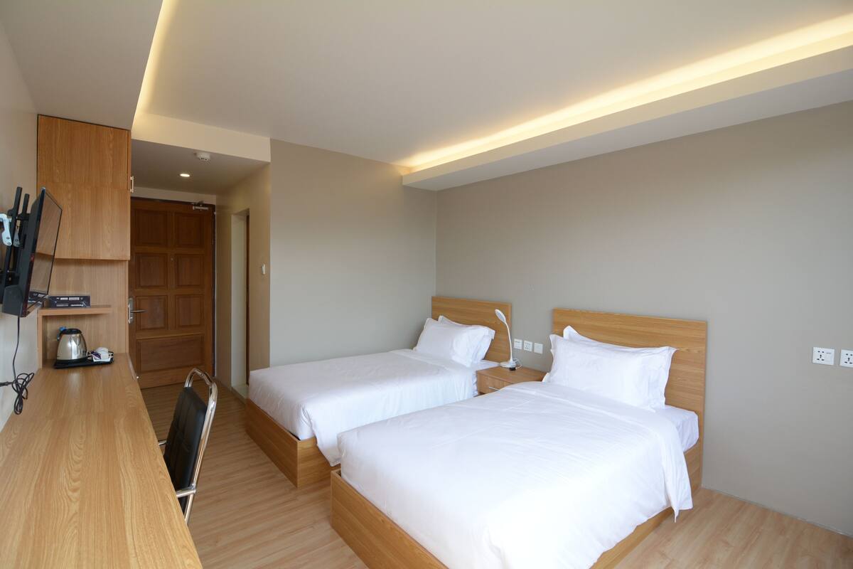 Kamar Twin Deluks | Brankas, meja kerja, tirai kedap cahaya, dan kedap suara