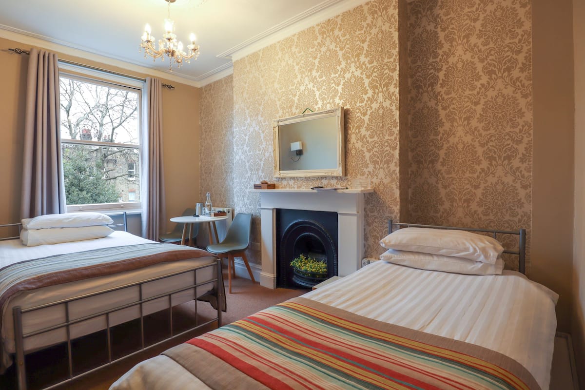 Standard Twin Room, Ensuite | Iron/ironing board, free WiFi