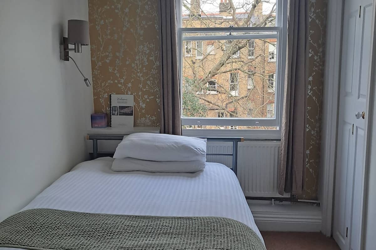 Quarto solteiro, suíte (Double Bed) | 1 quarto, ferros/tábuas de passar roupa, Wi-Fi de cortesia