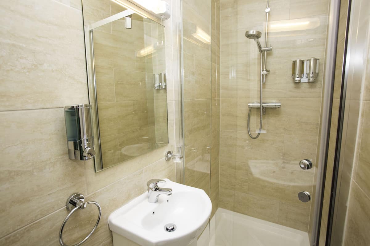 Yhden hengen huone, kylpyhuone makuuhuoneen yhteydessä (Double Bed) | Kylpyhuone | Suihku, ilmaiset hygieniatuotteet, hiustenkuivaaja, pyyhkeet