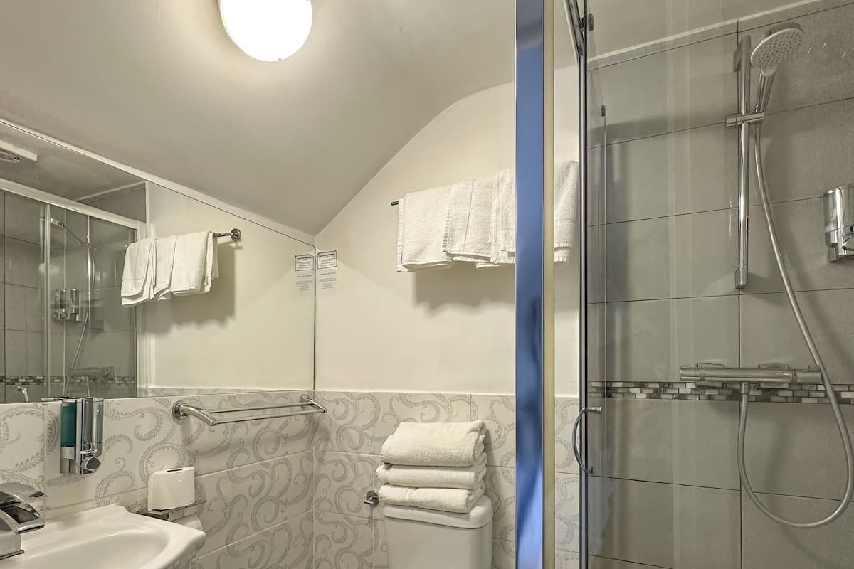 Superior Double Room, Ensuite | Bathroom | Shower, free toiletries, hair dryer, towels