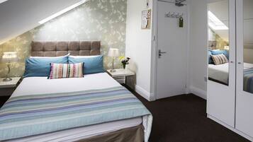 Habitación doble, baño en la habitación | 1 habitación, tabla de planchar con plancha y wifi gratis