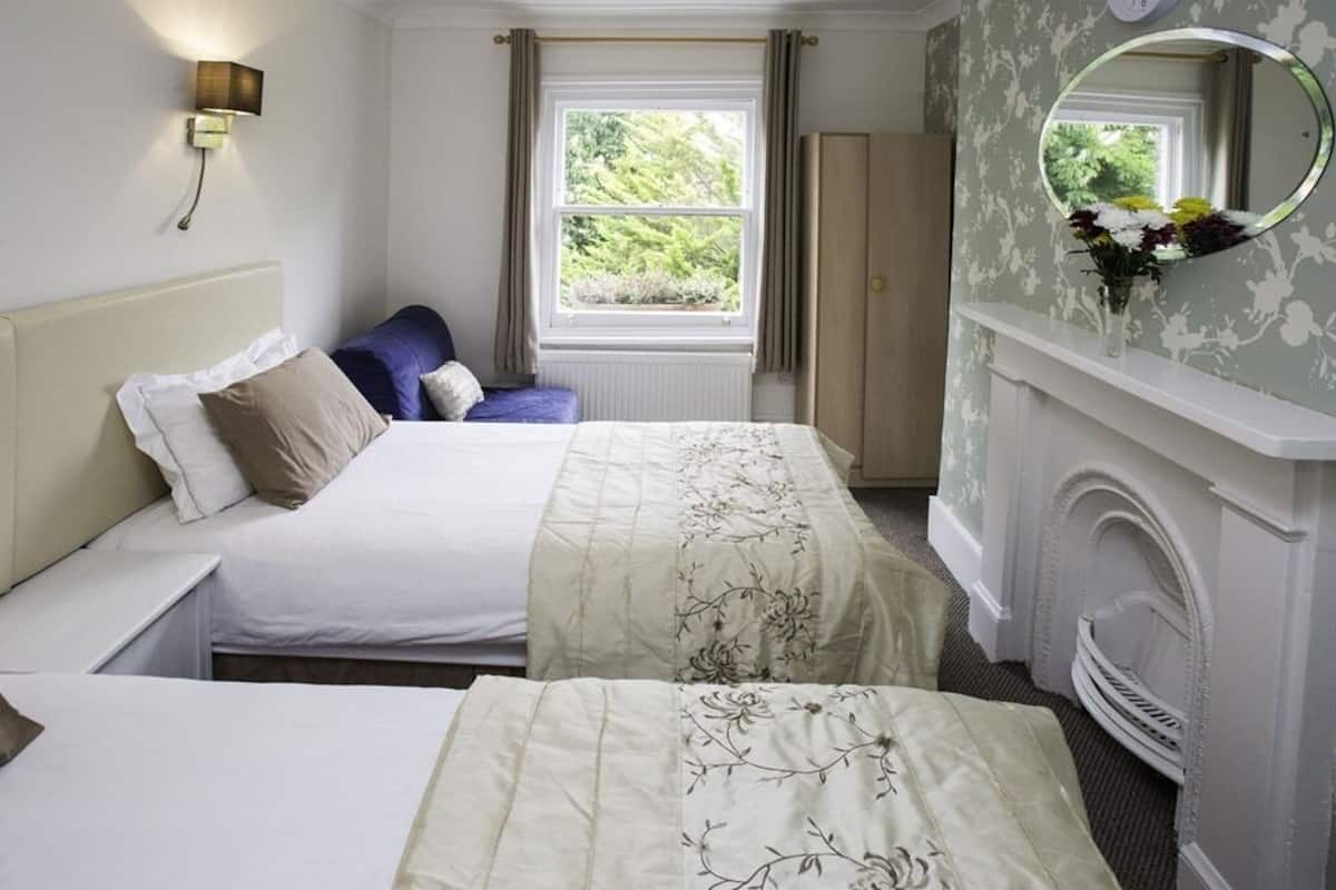 Chambre avec lits jumeaux, salle de bain attenante | 1 chambre, fer et planche Ă repasser, accĂšs au Wi-Fi (inclus)