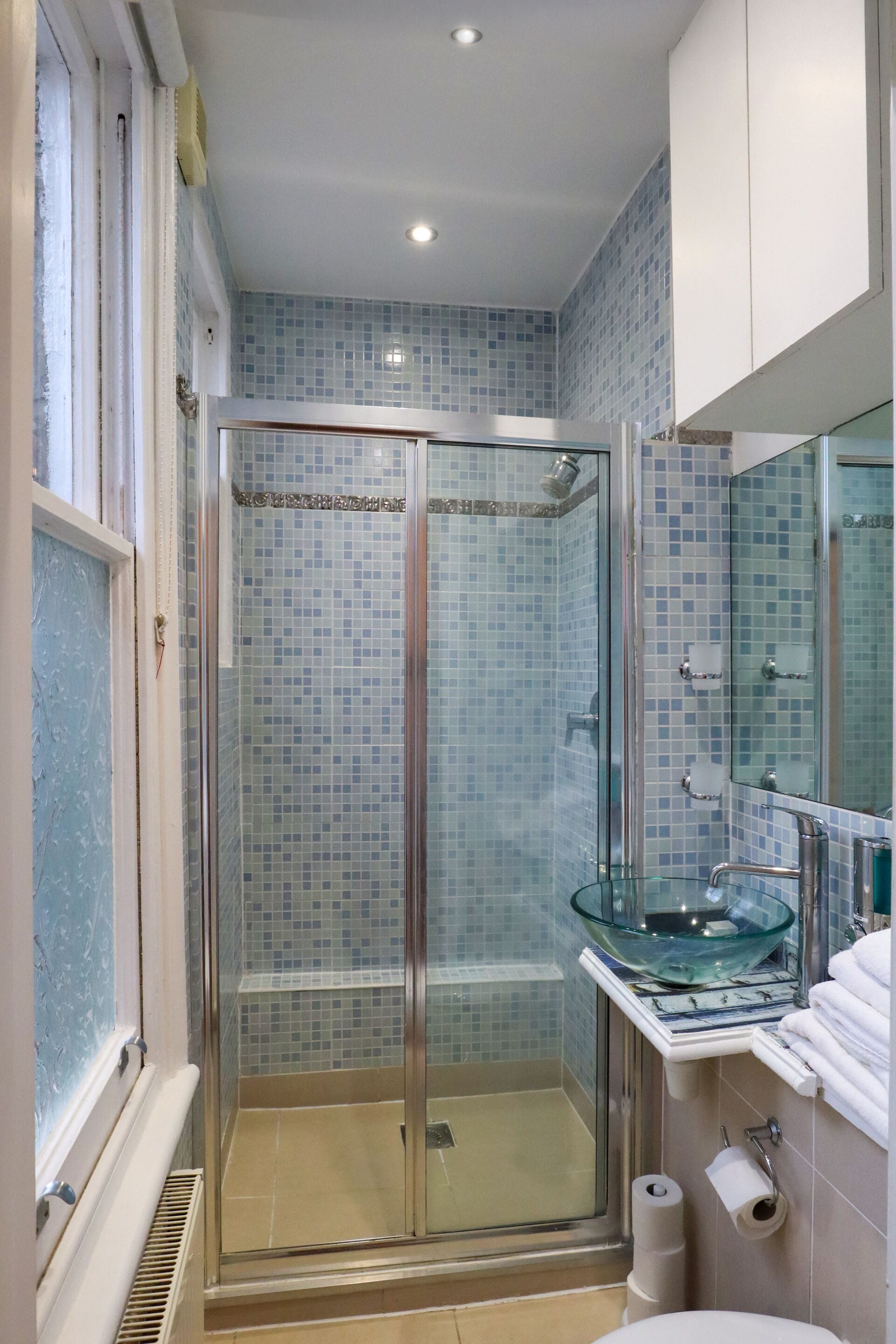 Duplex | Banheiro | Chuveiro, produtos de toalete grátis, secador de cabelo 
