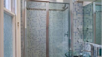 Duplex | Banheiro | Chuveiro, produtos de toalete grátis, secador de cabelo