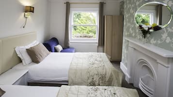 Habitación estándar con 2 camas individuales, baño en la habitación | Vista desde la propiedad