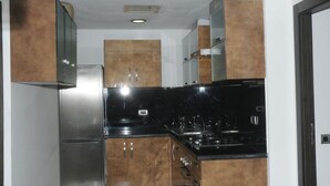 Appartement, 1 grand lit, non-fumeurs | Cuisine privée | Réfrigérateur, micro-ondes, four, plaque de cuisson