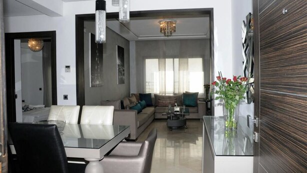 Appartement, 1 grand lit, non-fumeurs | Coin séjour | Télévision à écran plat de 42 pouces avec chaînes par satellite