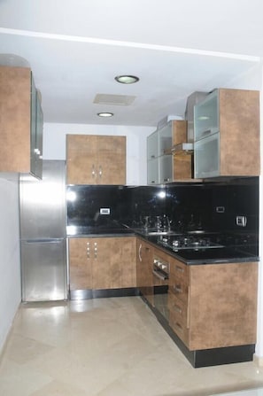 Apartment, 1 Queen Bed, Non Smoking | Private kitchen