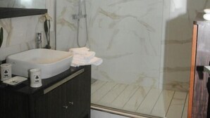 Appartement, 1 grand lit, non-fumeurs | Salle de bain | Douche, douche à « effet pluie », serviettes fournies, shampoing