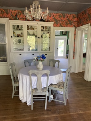 Dining - Stambaugh Farmhouse Reduced rates for winter season (Sharpsville)